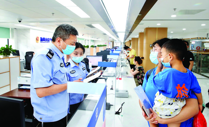     周六延時(shí)服務(wù)讓市民辦事更方便，不少市民前來(lái)市行政服務(wù)中心辦理戶(hù)籍業(yè)務(wù)。惠州日?qǐng)?bào)記者鐘暢新 攝