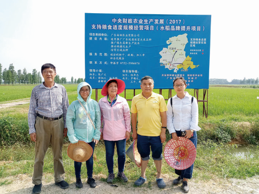     梁巧麗（右一）帶領農民朋友參觀基地，介紹綠色防控、立體種養(yǎng)技術。