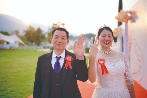     楊國榮、郭靈聰夫妻：風風雨雨走過大半輩子，這次終圓婚紗夢。希望下輩子還能再相遇！