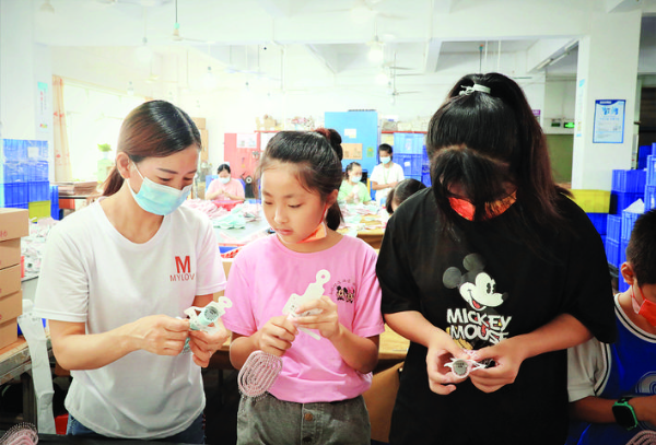     惠州市旺升學校張曉靜同學暑假參加職業(yè)體驗志愿服務活動。 由個人提供