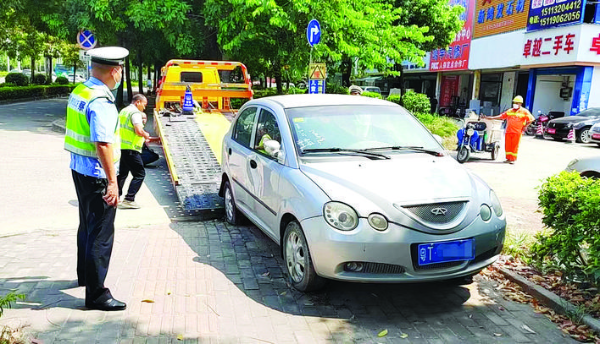     亂停放車輛被拖走。    惠州日?qǐng)?bào)記者彭紅霞 通訊員巫敏 田家斌 攝